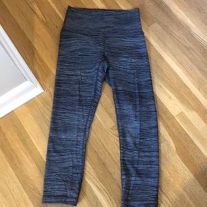 Black and white lululemon crop